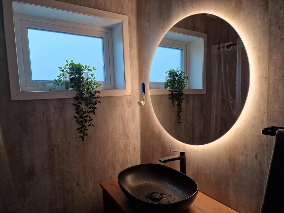New Flat With Hot Tub - No3 Apartment Oyndarfjordur Ngoại thất bức ảnh